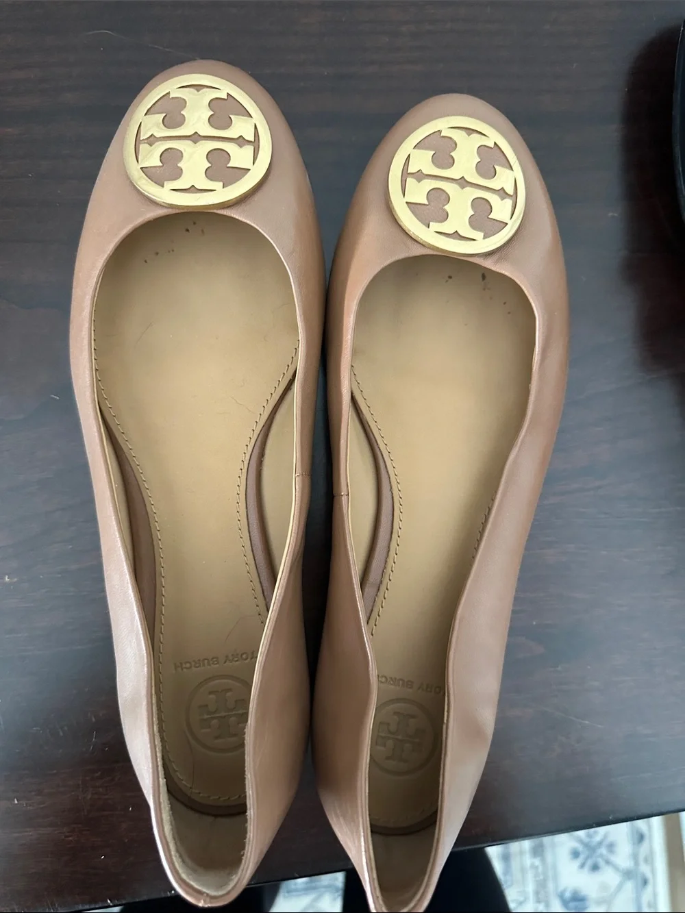 Tory Burch Leather Ballet Flats with Gold Logo in Tan